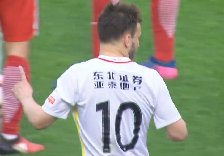 刘曼琼摇摇头，道：我跟她不是一个世界的人，没什么好接触的。